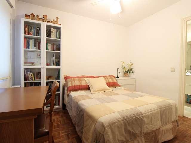 Acogedora habitación en un apartamento de 3 dormitorios en Hortaleza, Madrid
