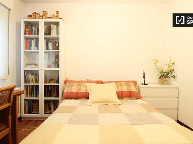 Acogedora habitación en un apartamento de 3 dormitorios en Hortaleza, Madrid