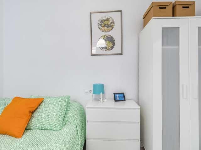 Acogedora habitación en un apartamento de 3 dormitorios en Poblats Marítims