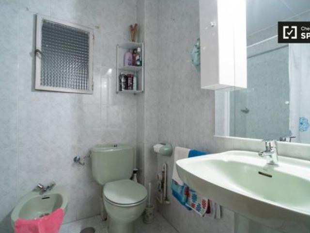 Acogedora habitación en un apartamento de 3 dormitorios en Tetuán
