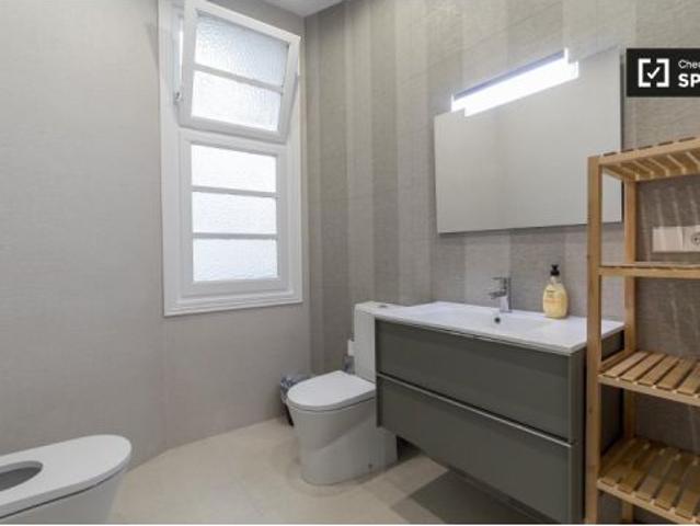 Acogedora habitación en alquiler en un apartamento de 8 dormitorios, Extramurs