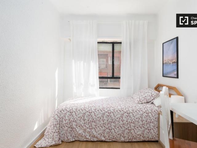 Acogedora habitación en alquiler en un apartamento de 3 dormitorios en Jesús, Valencia