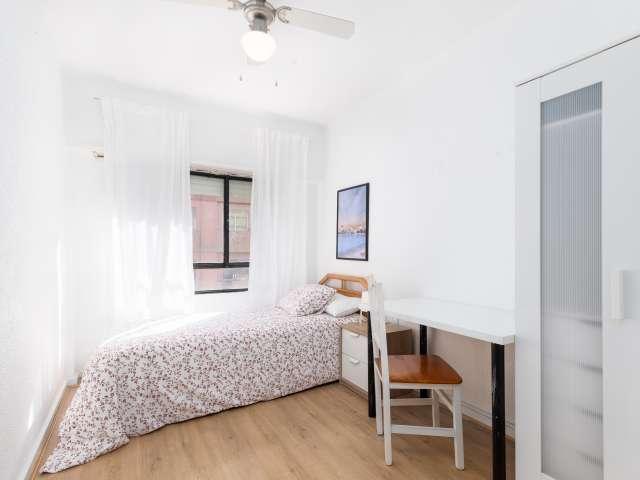 Acogedora habitación en alquiler en un apartamento de 3 dormitorios en Jesús, Valencia