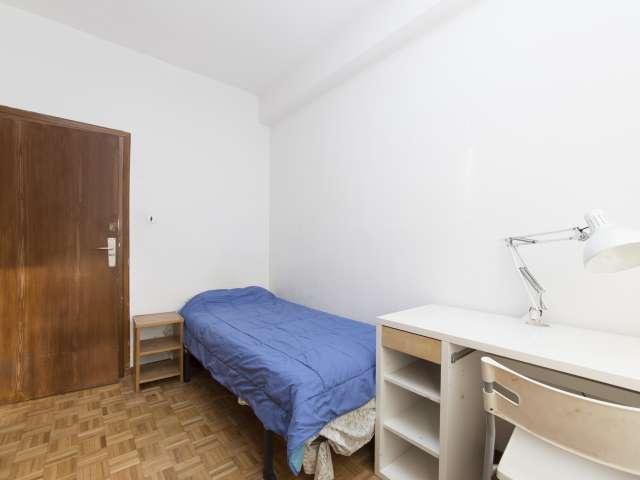 Acogedora habitación en alquiler en apartamento de 4 dormitorios en Ciudad Lineal