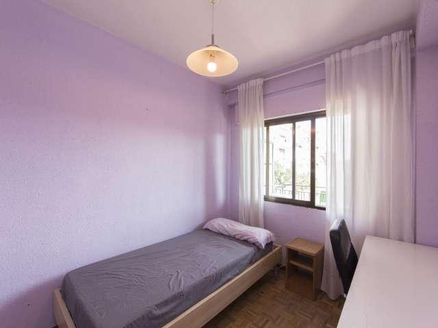 Acogedora habitación en alquiler en apartamento de 4 dormitorios en Ciudad Lineal
