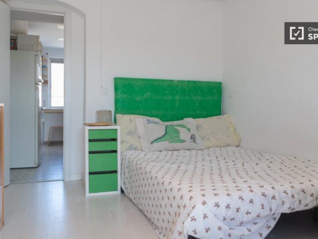 Habitación en piso de 4 habitaciones en alquiler en Lucero, Madrid