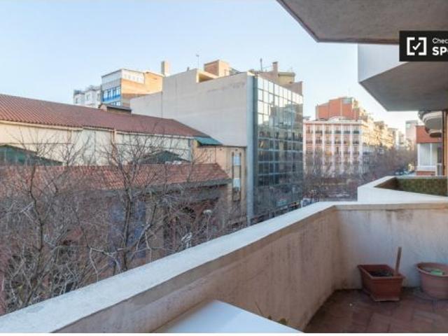 Acogedora habitación en alquiler en apartamento de 3 dormitorios, cerca de Casa Lleó Morera, L&#