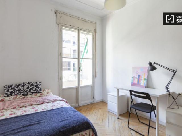 Habitación en piso de 9 habitaciones en alquiler en Gaztambide, Madrid
