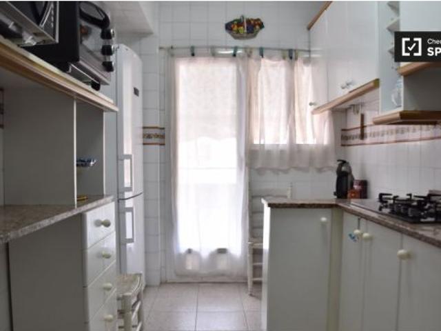 Acogedora habitación en apartamento de 4 habitaciones
