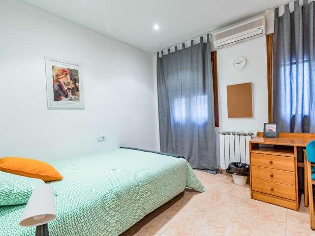 Acogedora habitación en apartamento de 5 dormitorios en Algirós, Valencia
