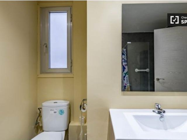 Acogedora habitación en apartamento de 5 dormitorios en Quatre Carreres