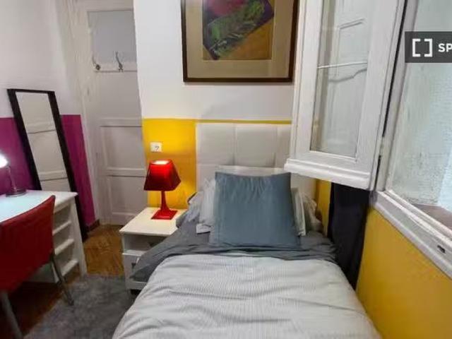 Acogedora habitación en apartamento de 5 dormitorios en Salama.