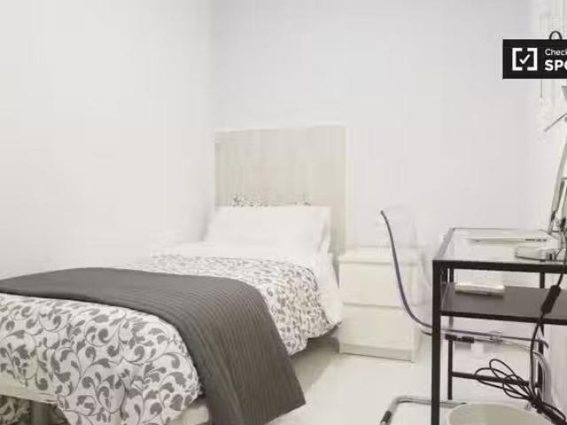 Acogedora habitación en apartamento de 7 dormitorios en Centro.
