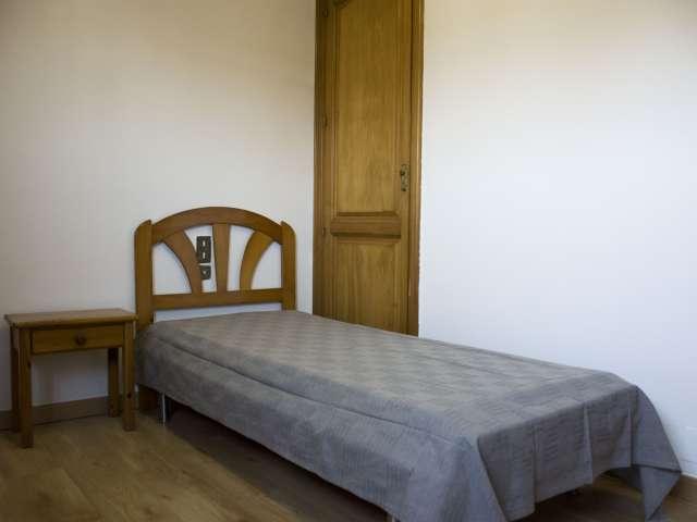 Acogedora habitación en apartamento de 7 dormitorios en Valverde, Madrid