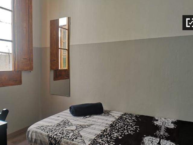 Acogedora habitación en apartamento de 3 dormitorios en El Raval, Barcelona