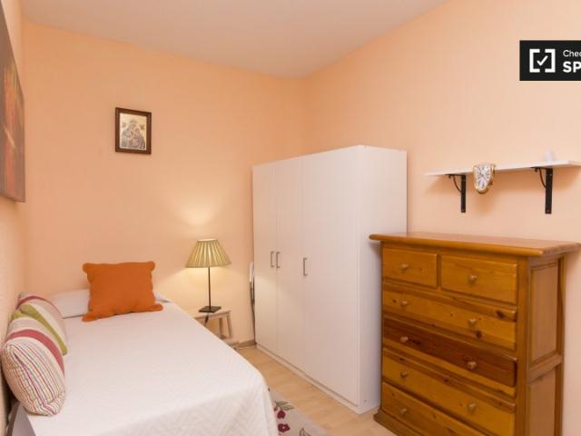 Se alquila habitación en Jerónimos, Madrid
