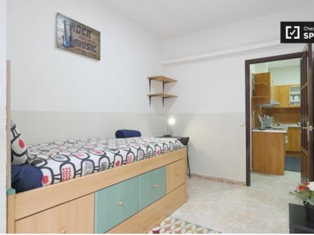 Acogedora habitación en piso de 4 dormitorios en Sant Martí, Barcelona