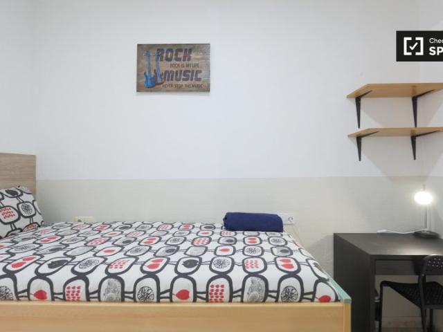 Acogedora habitación en piso de 4 dormitorios en Sant Martí, Barcelona
