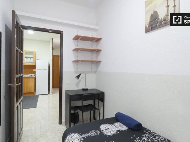 Acogedora habitación en piso de 4 dormitorios en Sant Martí, Barcelona