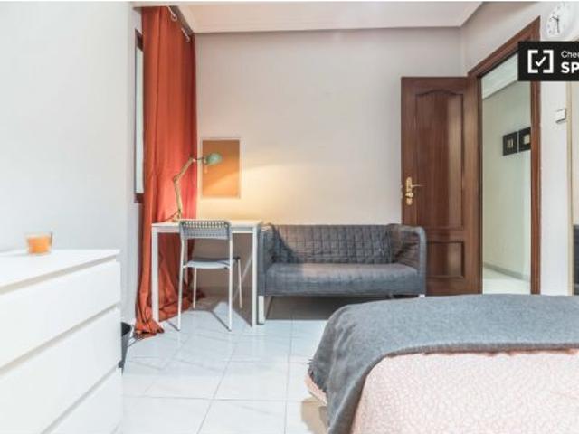 Acogedora habitación en piso de 5 habitaciones con cómoda, Camins al Grau