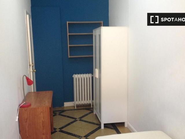 Acogedora habitación en residencia de estudiantes de 8 dormitorios en Madrid Centro