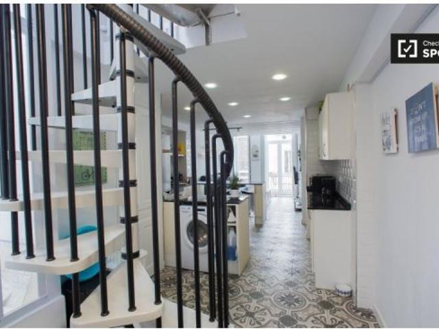 Acogedora habitación individual con baño en un apartamento de 3 dormitorios en Poblats Marítims