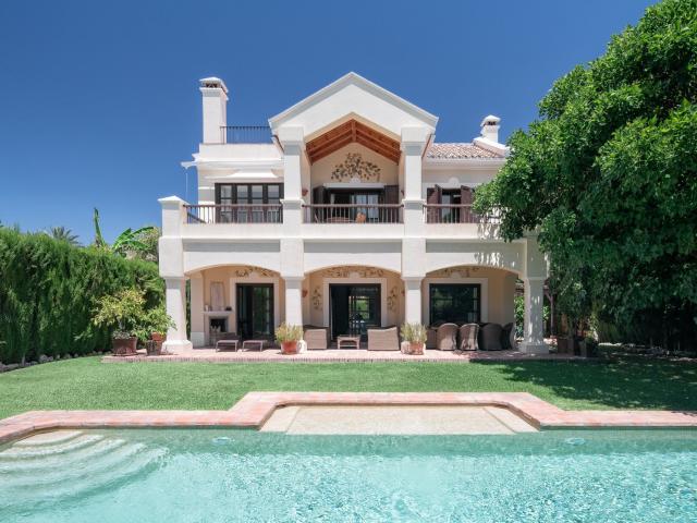 Acogedora pero refinada, esta villa clásica de estilo andalu. 571m² Marbella