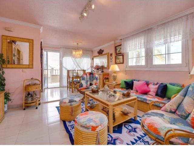 Acogedora planta baja en Lomas IV, Torrevieja. 1 dormitorio, terraza privada con vistas, cocina equi