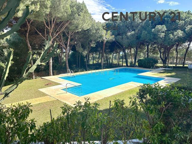 Acogedora propiedad en Cabopino, Marbella: Espaciosidad, tranquilidad y vistas impresionantes