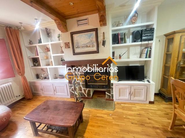 ACOGEDORA VIVIENDA CON CHIMENEA, TRASTERO Y ASCENSOR