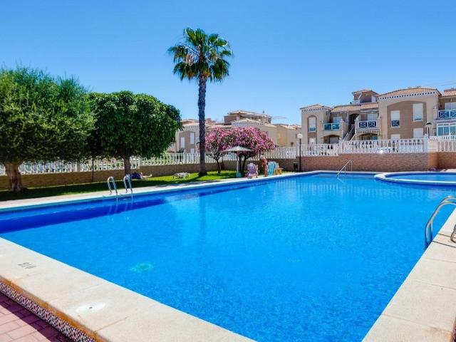Acogedora y bien cuidado planta baja aprox. 59 m2 con terraza/jardín orientado al oeste, gran piscina comunitaria, y a solo 20 minutos a pie de la Playa de La Mata