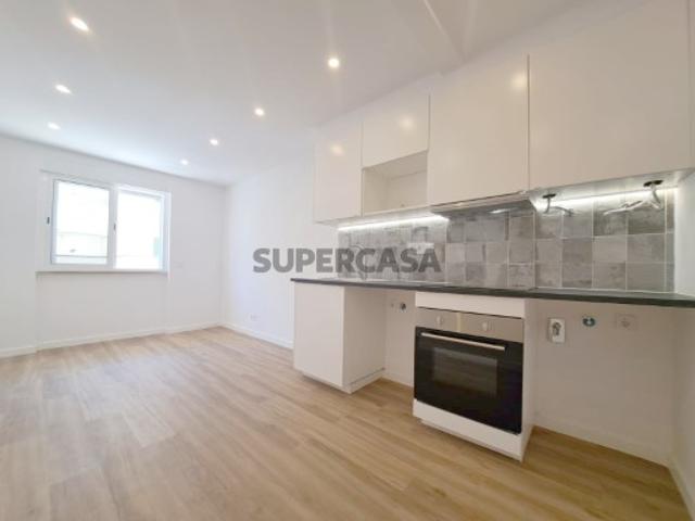 Acolhedor apartamento T2, próximo a Comércio e Serviços, totalmente remodelado para venda em Odivelas Lisboa