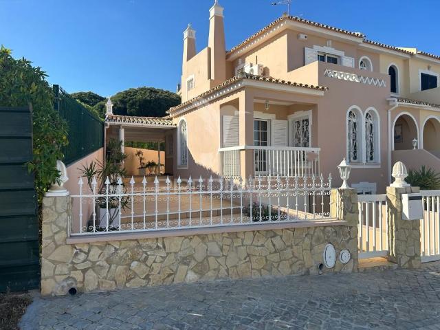 Acolhedora Moradia no Coração de Vilamoura