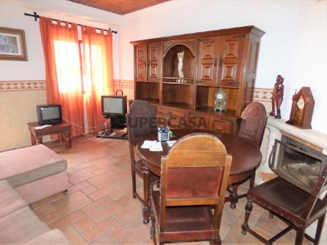 Acolhedora Casa geminada de 3 quartos, localizada na zona histórica da cidade de Silves, perto de todos os serviços, lojas, escolas e restaurantes