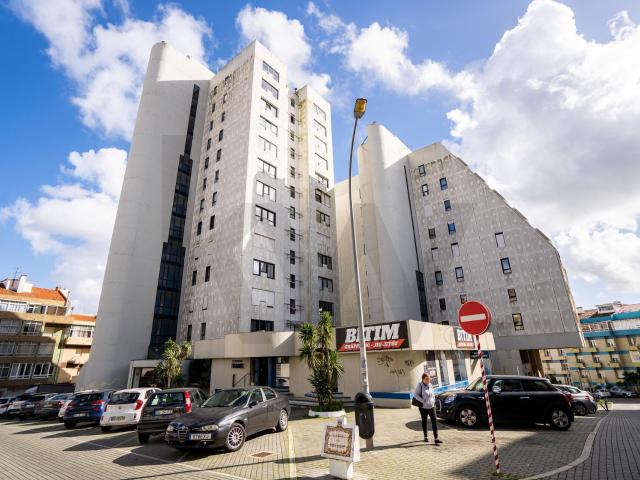 Acordar com o Tejo aos seus pés: Magnífico T2 para venda em Linda a Velha