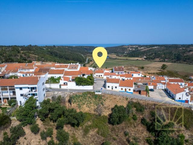 Acordar em Odeceixe, com o mar recortado ao longe, a várzea. 121m² Aljezur