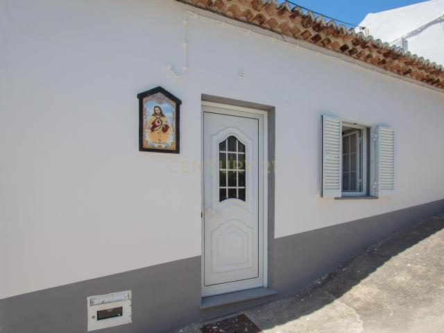Acorde Perto do Mar: Encantadora Moradia T1 na Ribeira Quente ️