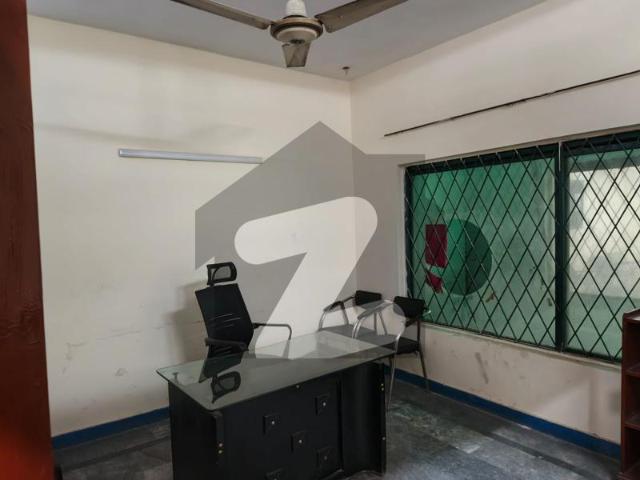Academy / Evening School Building Available for Rent A 1 Kanal double storey house is available for rent for an Academy or Evening School in Johar Town Phase 1, near Johar Town Phase 1