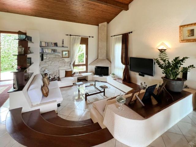 ACCOGLIENTE VILLA 5.5 LOCALI SU UN PIANO CON GIARDINO A PURA