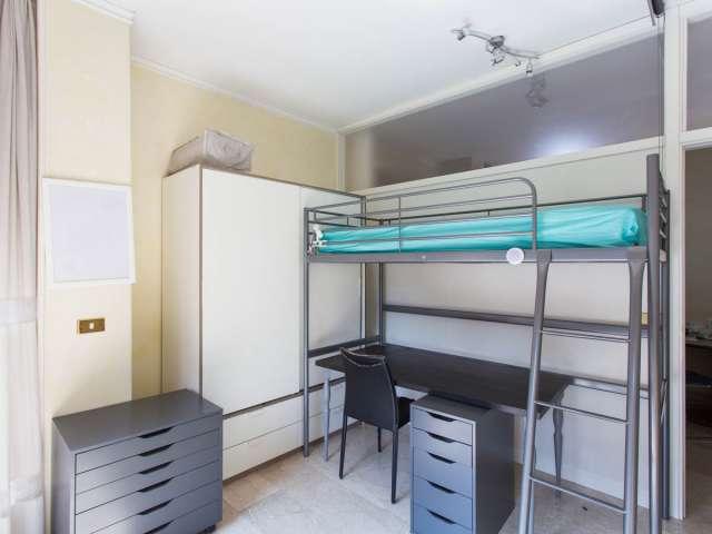 Accogliente camera in affitto in appartamento con 3 camere da letto a Isola, Milano