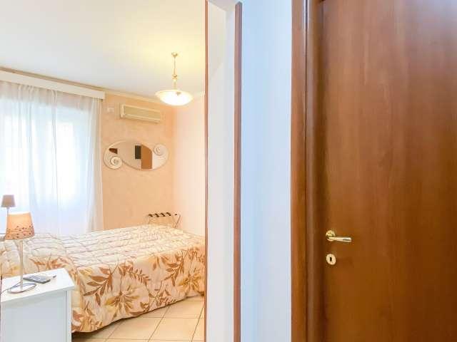 Accogliente camera in affitto in appartamento con 3 camere da letto a Ostiense