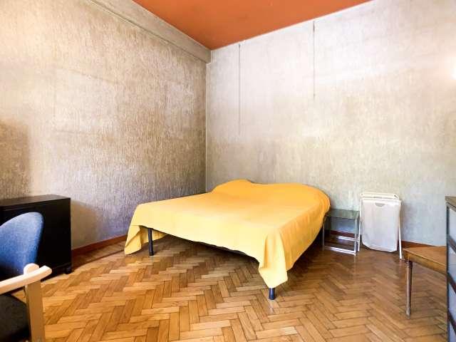 Accogliente camera in affitto in appartamento con 3 camere da letto a Trieste, Roma