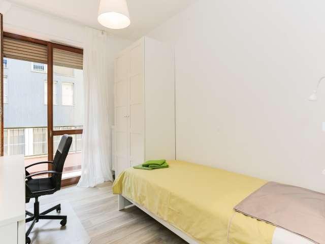Accogliente camera in appartamento con 4 camere da letto a Lambrate, Milano