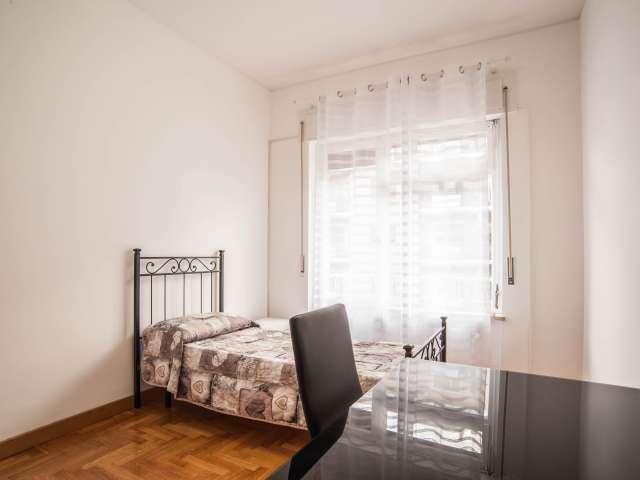 Accogliente camera in appartamento con 5 camere da letto a Balduina, Roma