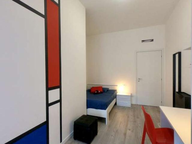 Accogliente camera in appartamento con 5 camere da letto a Loreto, Milano
