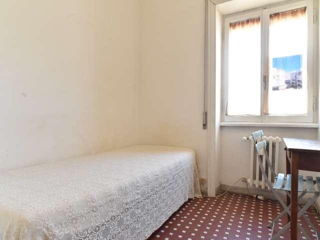 Accogliente camera in appartamento con 3 camere da letto ad Aurelio, Roma