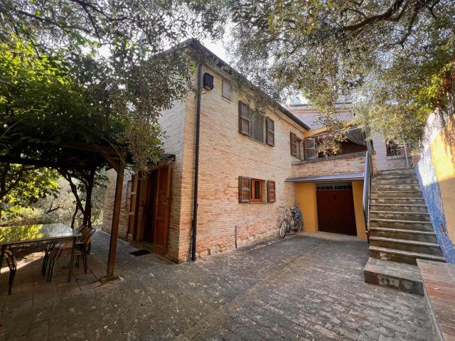 Accogliente casa di campagna in mattoni, vista Cartoceto 155m² Cartoceto