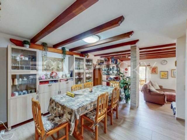 Accogliente proprietà con giardino, piscina e tanto verde intorno
