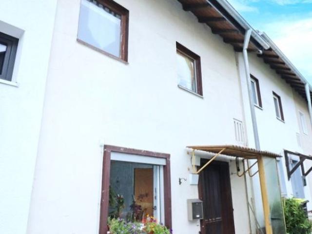 Achtung! Solide Kapitalanlage oder günstiges Reihenhaus mit Terrasse, Balkon und Garage