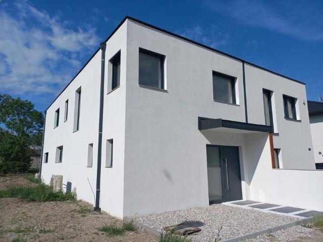 familienfreundliche, moderne Doppelhaushälfte mit goßem Garten